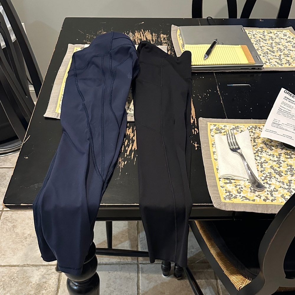 lululemon 2 pair in excellent condition Navy and Black Leggings fast &free 25”